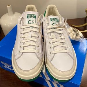 Adidas Rod Laver shoe